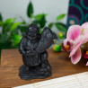 Statuetka szungitowa Szczęśliwego Buddy ze świętą rybą